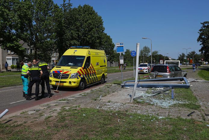 De man is tegen een bushokje aan de Schalkskampweg in Oss gereden.