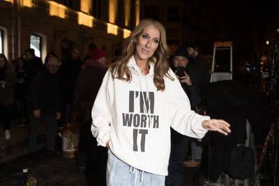 Fans van Celine Dion protesteren voor ‘Rolling Stone’-gebouw nadat ze haar schrappen uit lijst van beste artiesten