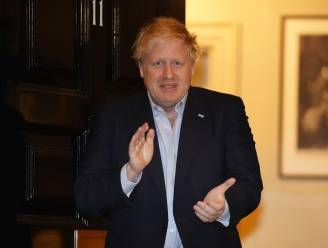 Britse premier Boris Johnson terug in ambtswoning Downing Street 10, morgen weer aan het werk