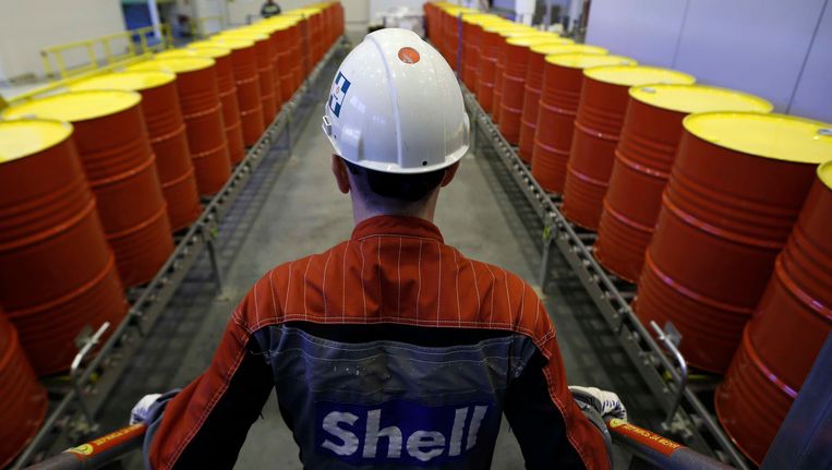 Vaten olie in opslag van Shell Beeld REUTERS