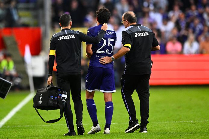 Thomas Delaney suffers broken collar bone in clash with Club Brugge - Get  Belgian & Dutch Football News