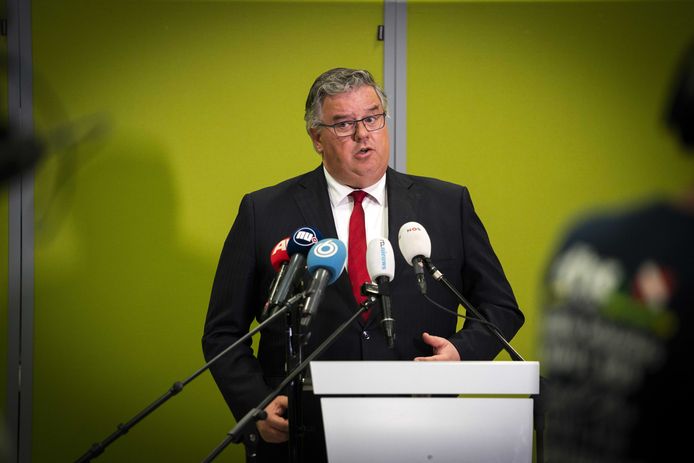De Nijmeegse burgemeester Hubert Bruls, voorzitter van het Veiligheidsberaad, tijdens een persconferentie eerder deze maand.