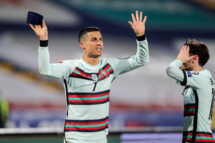 Vooruit zone Tegen Bondscoach steunt Ronaldo na woede-uitbarsting: 'Hij blijft onze  aanvoerder, voor altijd' | Buitenlands voetbal | AD.nl
