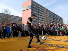 Ballet en circusacts op het voetbalveld: studenten brengen cultuur naar het Cruyff Court Maassluis Veld