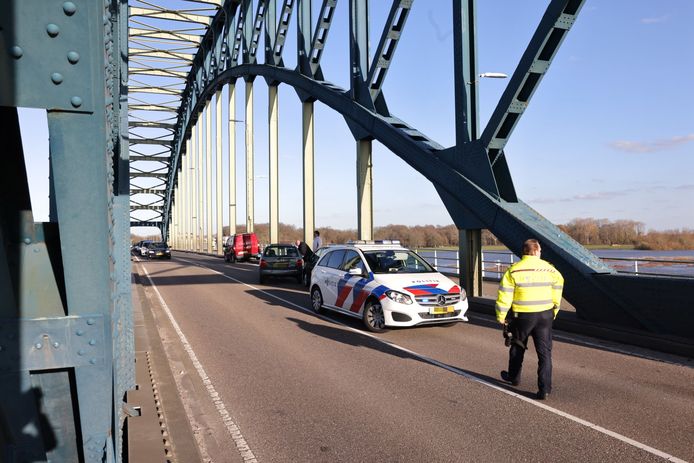 Het verkeer stond vast op de Katerveerbrug na de kop-staartbotsing.