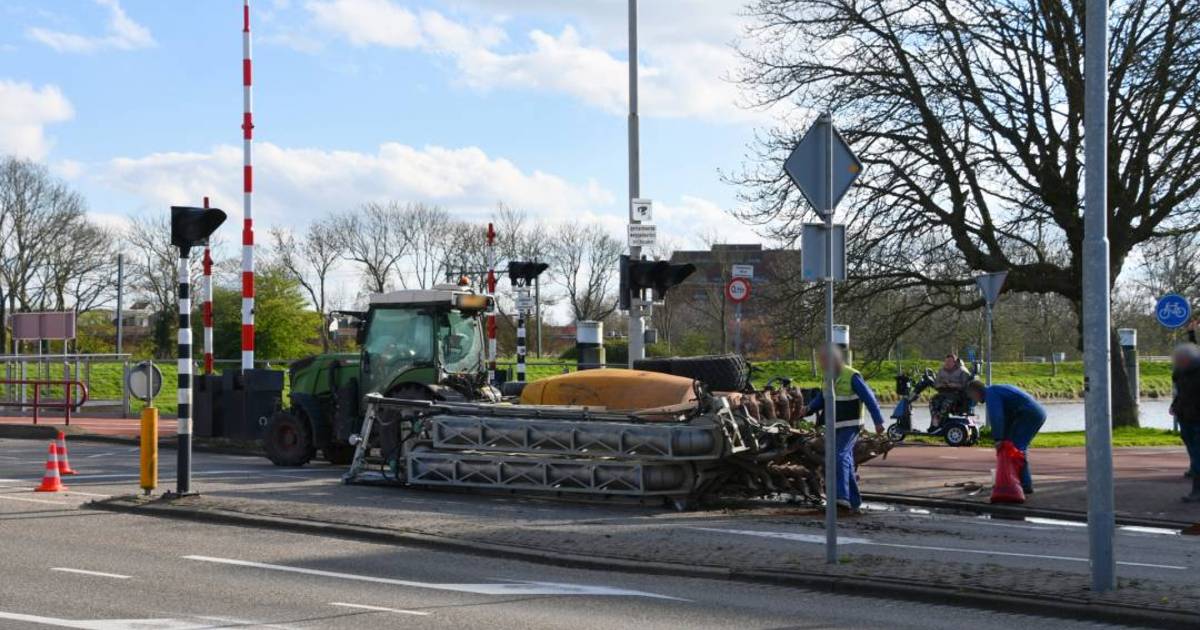 Gekantelde aanhangwagen zorgt voor file in Middelburg.