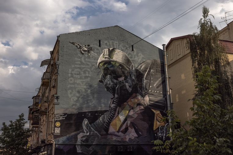 De muurschildering van de ‘Geest van Kiev’: volgens de legende schoot de afgebeelde Oekraïense vliegenier in de eerste dertig uur van de oorlog maar liefst zes vijandige toestellen uit de lucht. Beeld EPA