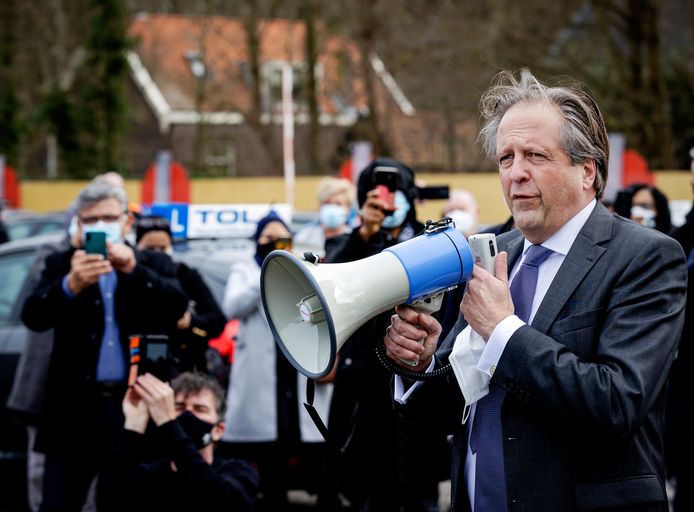 Alexander Pechtold, directeur van het CBR, vorige maand tijdens een protest van rijschoolhouders. Die protesteerden tegen de coronamaatregelen en pleitten voor een snelle herstart van de rijlessen. Dat is inmiddels gebeurd.