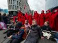 De Activisten van Extinction Rebellion blokkeren de Belliardstraat in Brussel.