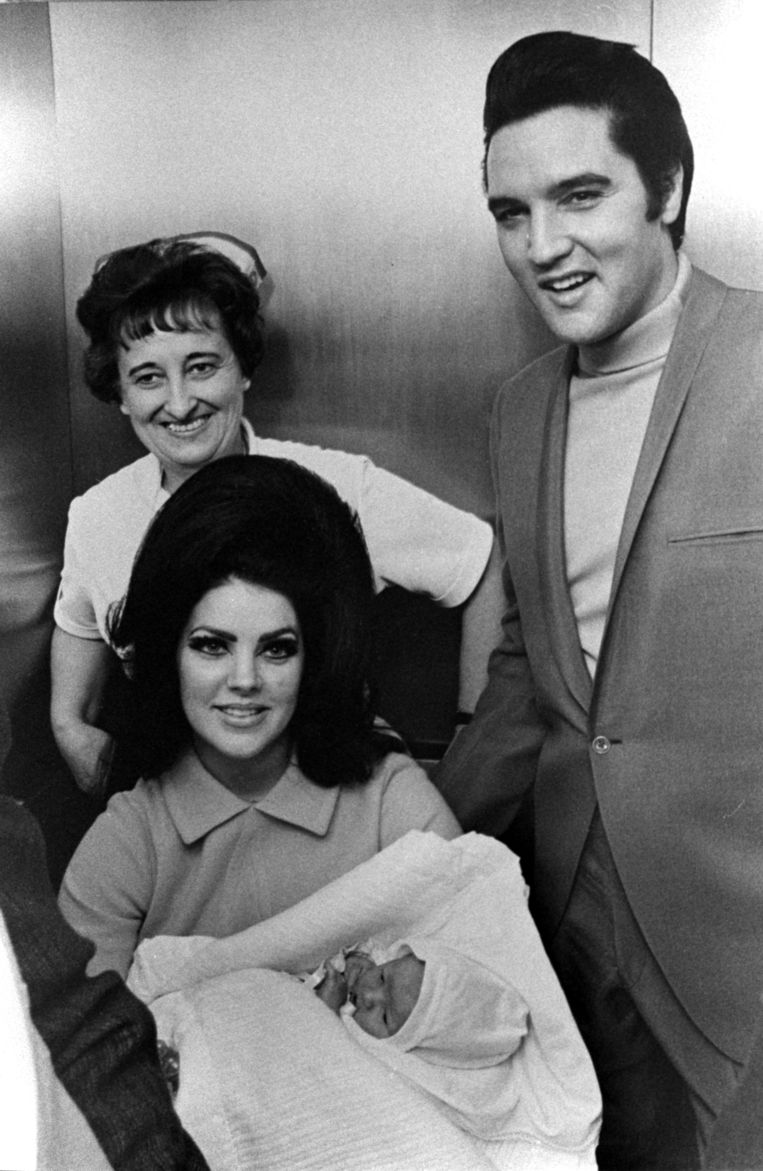 Elvis and Priscilla Presley met pasgeboren Lisa Marie, op 1 februari 1968. Beeld BrunoPress/World Picture News