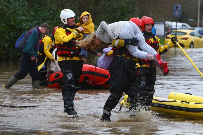 In het zuidoosten van Wales is de rivier Taff uit haar oevers getreden. Inwoners worden geëvacueerd.