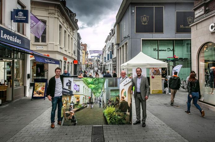 Arne Vandendriessche, Vincent Van Quickenborne en Koen Byttebier van Team Burgemeester met het 3D-beeld, in de Lange Steenstraat.