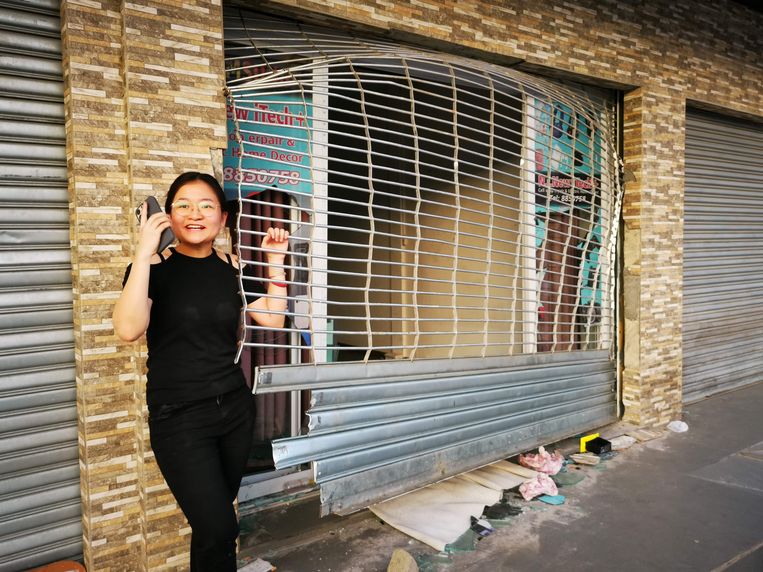 Een Chinese winkelierster wacht op hulp. 'Wist niet dat Suriname zo erg zou worden.' Beeld Iwan Brave