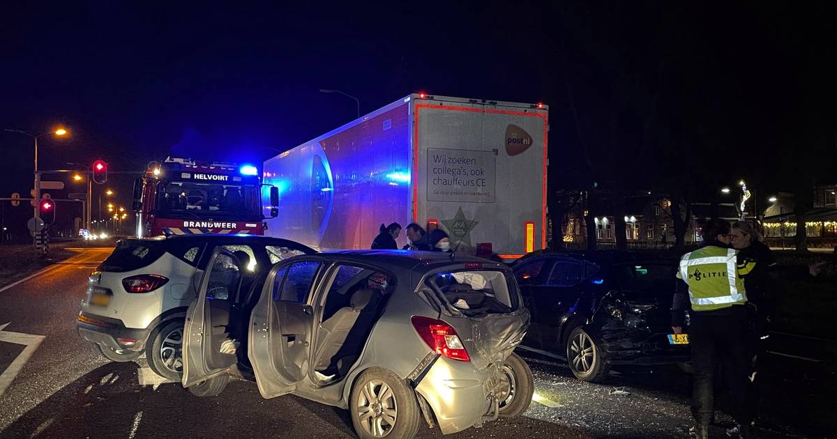 Ongeluk met drie vrachtwagens op A76 bij Heerlen: autosnelweg dicht.