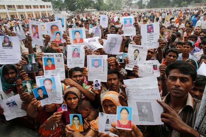 Nabestaanden van slachtoffers die bedolven raakten onder het puin van de ingestorte fabriek in 2013 in Bangladesh.