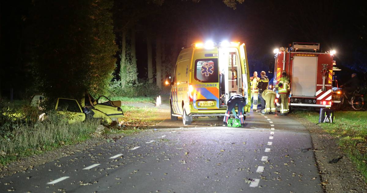 Ernstig ongeval in Lochem: brandweer knipt dak van auto om bij slachtoffer te komen.