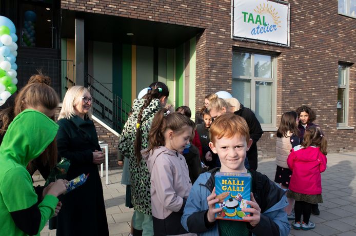 Van wethouder Ria Frowijn kregen de kinderen spelletjes cadeau, om spelenderwijs vertrouwd te raken met andere kinderen en ook op die manier de taal onder de knie te krijgen.