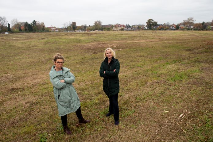 Omwonenden Marjolein Hogeboom (l) en Corine Kapenga protesteerden in november tegen de plannen van de provincie Gelderland om vlak voor hun deur een logistiek centrum mogelijk te maken. Ze hopen samen met veel anderen nu dat er woningen worden gebouwd op het terrein.