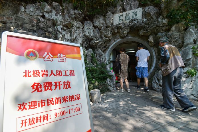 Een bord kondigt de openingstijden aan een voormalige schuilkelder die is omgebouwd tot koelteruimte in Nanjing in het oosten van China.