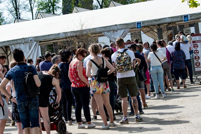 Des visiteurs font la queue devant l'entrée du parc Pairi Daiza, le 22 avril 2019.