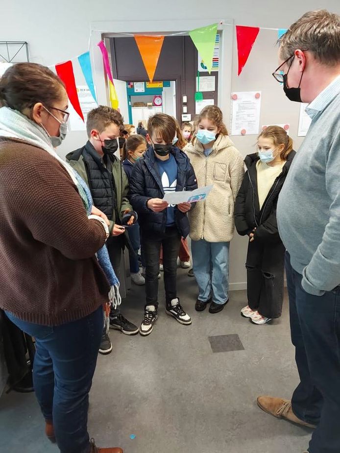 Karen Vanderecyken en Jimmy Janssen werden door de leerlingen en de leerkrachten van Go! Invento Basisschool De Brug in de bloemetjes gezet.