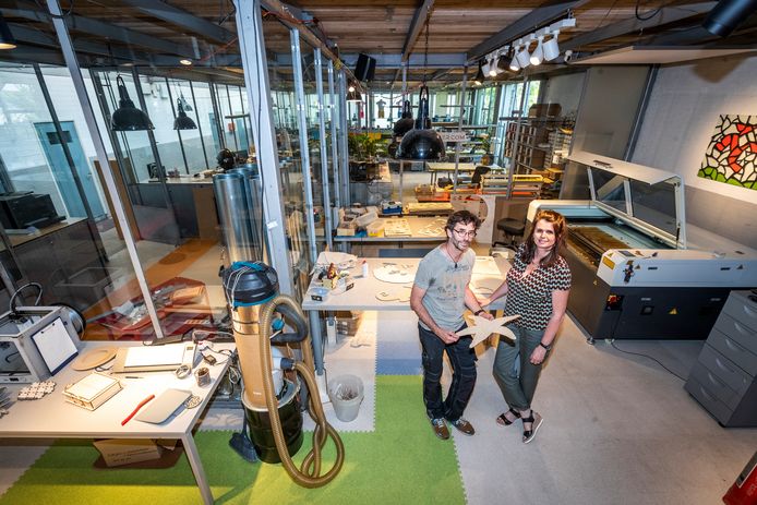 Annette Tol en Matthijs Keuper zijn tijdens de coronacrisis iets anders gaan doen. Ze maken nu houten puzzels.