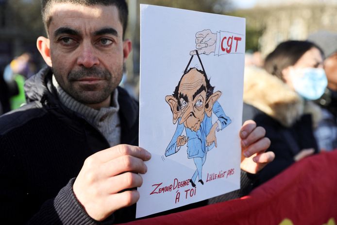 500 personnes selon la préfecture s’étaient également rassemblées contre la venue d’Eric Zemmour en fin de matinée dans le centre de la ville nordiste, dont la maire PS de la ville Martine Aubry et l’association SOS Racisme, à l’origine de cette initiative.
