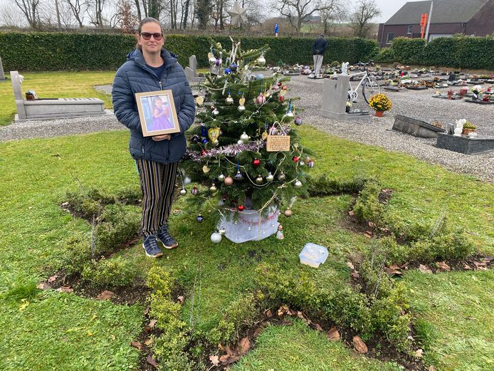 Caroline Mannaert Chilaka met haar dochtertje Alissa op foto en de kerstboom.