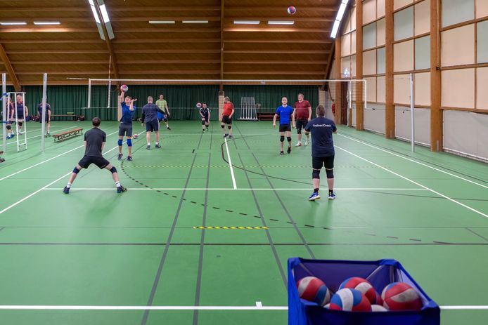 De volleyballers van De Burgst uit Breda trainen tijdelijk niet bij sportcentrum De Scharen omdat daar vluchtelingen worden opgevangen. In plaats daarvan trainen ze in een hal van Street Jump Breda in Teteringen.