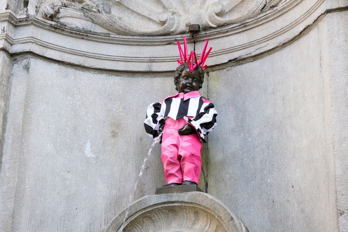 Het kostuum, met gestreept vestje, roze strik en roze broek werd ontworpen door Matteo Neri-Lindfors.