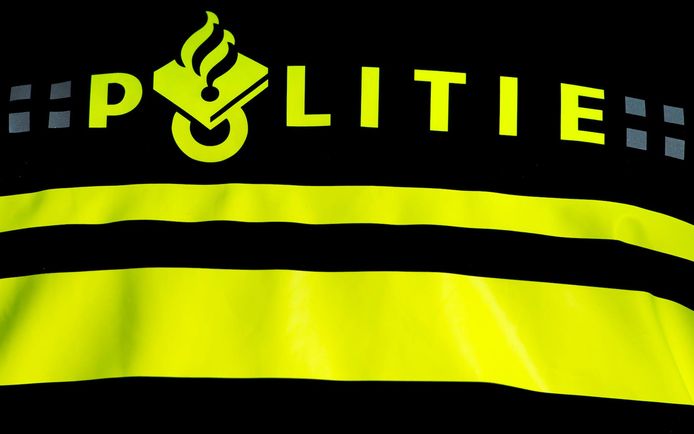 2015-01-22 12:54:29 GRONINGEN ILLUSTRATIE - Een politieagent in een operationeel uniform op straat. Politie, logo, surveilleren, patrouille. ANP XTRA KOEN VAN WEEL