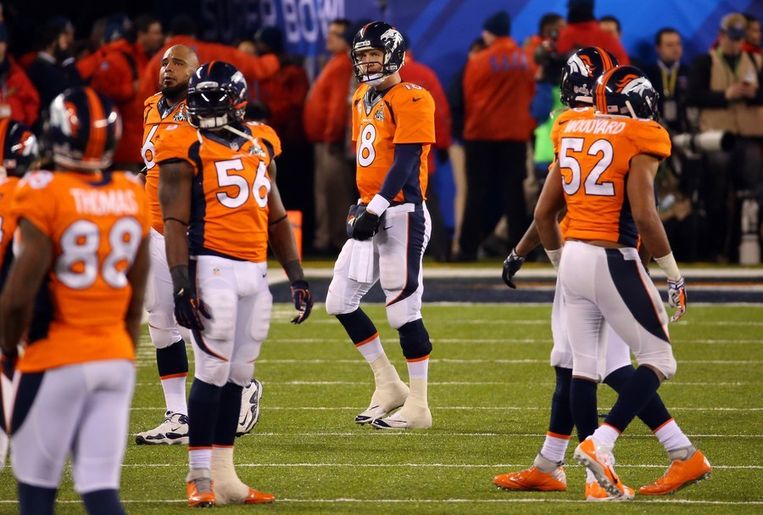 De Broncos, met achteraan in het midden quarterback Peyton Manning, reageren teleurgesteld na een misser in het laatste kwart. Beeld AFP