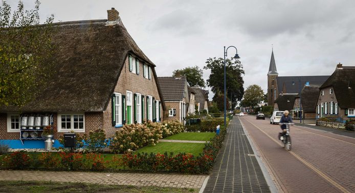 Straatbeeld van Staphorst met exterieur van De Hersteld Hervormde Kerk. De kerk kwam in opspraak nadat er besloten was om kerkdiensten met 600 man door te laten gaan