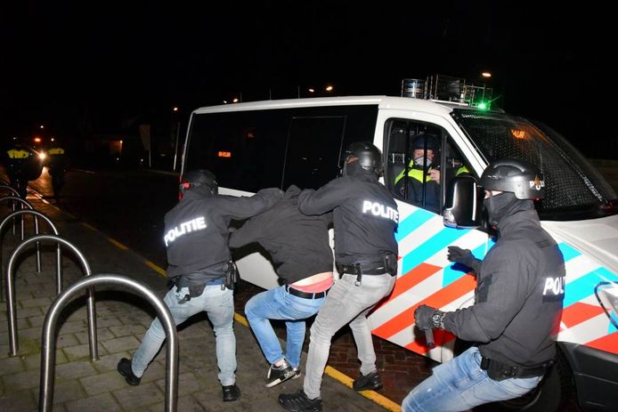 De politie hield tijdens de jaarwisseling in Arnemuiden meerdere jongeren aan.