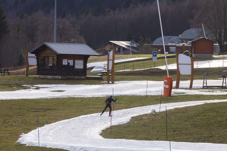 In grote delen van de Franse skigebieden ligt opnieuw geen of weinig sneeuw. De temperaturen zijn te hoog.  Beeld ANP/Imago Stock & People GmbH