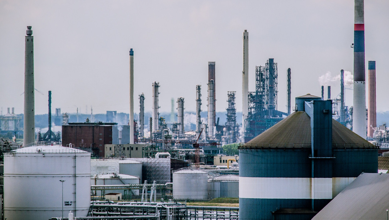 De petrochemische industrie in de Antwerpse haven. De Bond Beter Leefmilieu benadrukt dat belgië het beter moet doen. Beeld © Belgaim-age