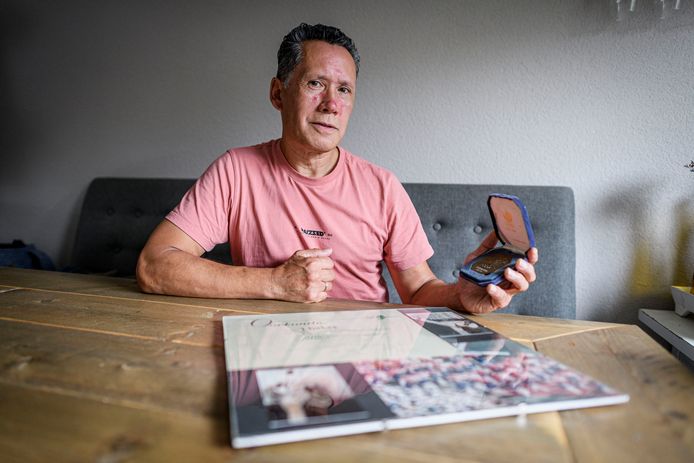 Trots laat Jeffrey Huber zijn olympische medaille zien. Geen goud, zilver of brons, maar een herinneringsmedaille aan de Spelen in 1988. Hij deed mee.