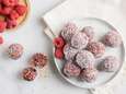 Snel recept: deze frambozen bliss balls zijn een lekker en verantwoord snackje 