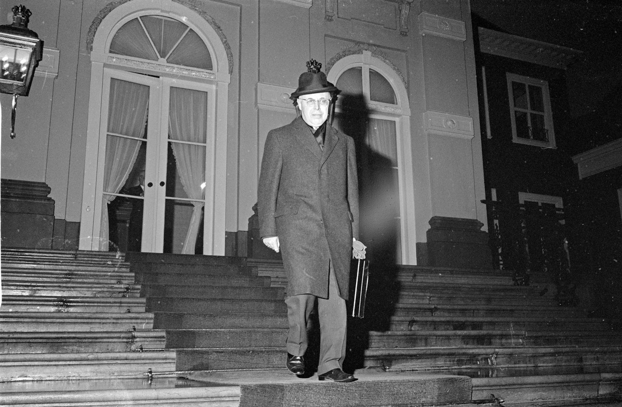1966: Louis Beel verlaat Paleis Huis ten Bosch na overleg met de koningin. Beeld ANP