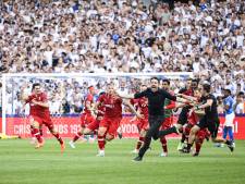 Mark van Bommel viert feest na zinderende ontknoping in België: Alderweireld schiet Antwerp naar titel 