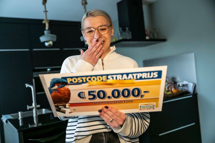 Dorota is beduusd van de cheque van 50.000 euro.