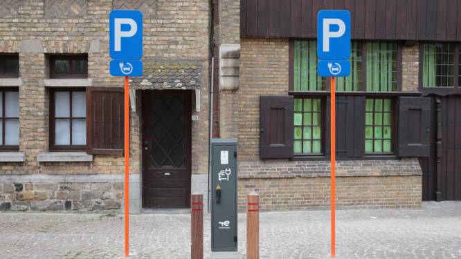 Ieper voorziet 30 nieuwe openbare laadpalen voor elektrische wagens: “Wie voldoet aan voorwaarden kan een publieke paal aanvragen in nabijheid van een woning”  