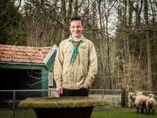 Vlaggen hijsen, kransen aangeven en meer: Max (14) uit Denekamp helpt als scout mee tijdens Nationale Dodenherdenking op de Dam