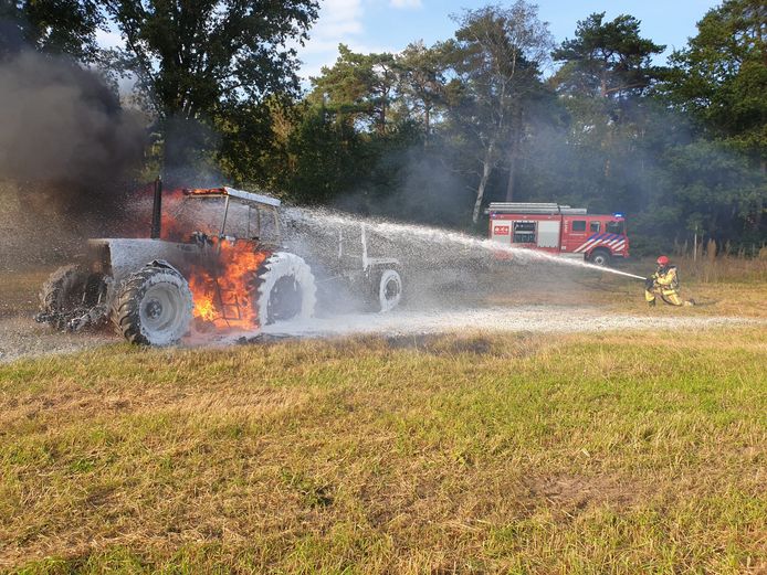 Een tractor is maandagmiddag op de Witrijt in Bergeijk volledig uitgebrand.