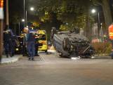 Inzittenden vluchten nadat auto over de kop slaat