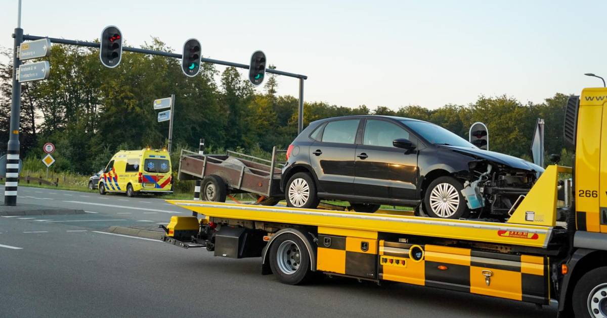 Automobilist laat aanhanger achter na aanrijding op provinciale weg en rijdt door.