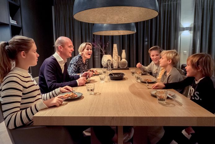 Vader Rocco Gerritsen en moeder Edith Gerritsen-Rijlaarsdam aan tafel in gesprek met hun vier kinderen. Links Lotte, rechts aan tafel van achter naar voren: Valentijn, Floris en Ties.