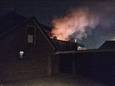 Er komt zowel vuur als rook uit de woning.