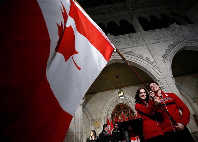 Schaatsers Tessa Virtue en Scott Moir zullen de Canadese vlag dragen tijdens de openingsceremonie van de Olympische Winterspelen in Pyeongchang.