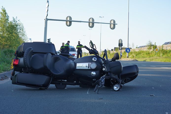 De motorrijder raakte bij de botsing gewond